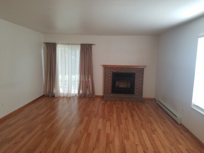 Building Photo - 911 Camelot Ct