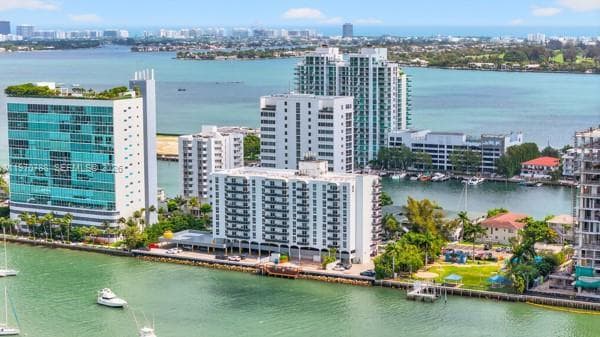 Foto del edificio - 7928 West Dr