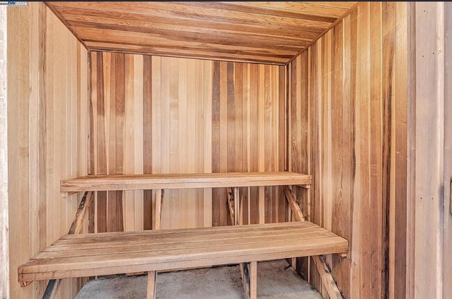 Foto del edificio - Beautiful & spacious 1 bedroom  updated condo with private patio and covered parking.