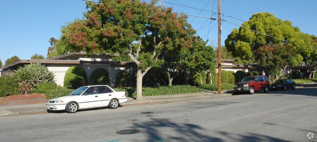 Building Photo - Fernmar Studios