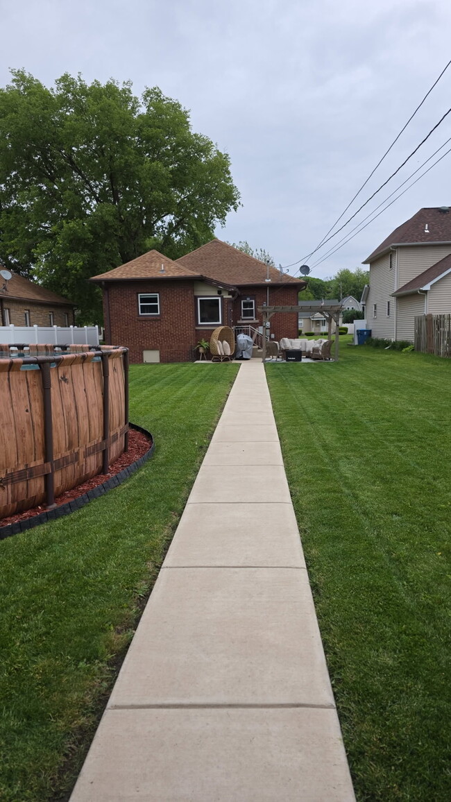 Building Photo - 329 N School Ave