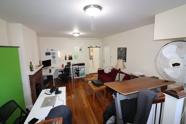 Foto del edificio - 1569 Beacon St