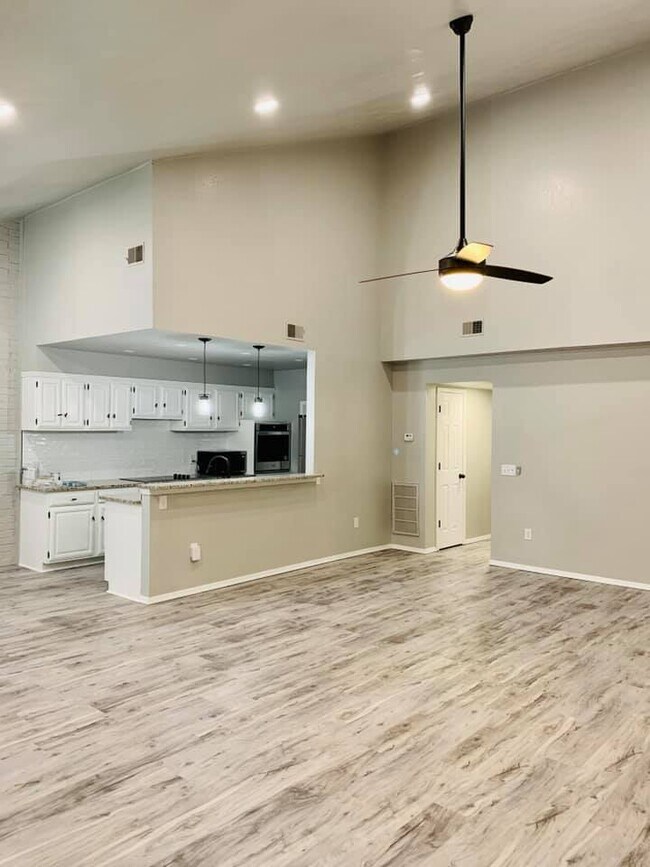 Building Photo - 1813 Surrey Ln