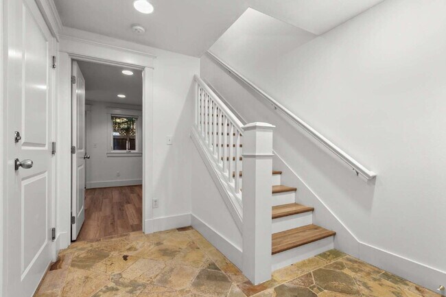 Foto del edificio - Stunning Capitol Hill Townhome in Prime Seattle Location – 3BR / 3BA Available June 7