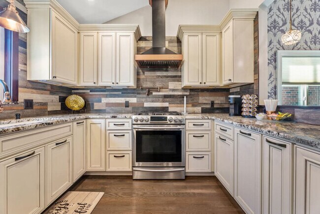 Building Photo - Work Friendly Renovated Home in University...