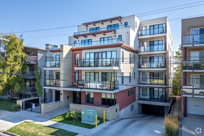 LUSSO Luxury Condominiums