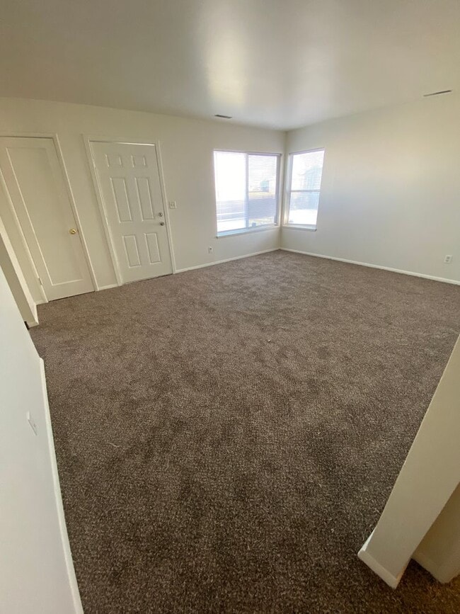 Foto del edificio - 1108-1110 Vandenburg Loop NE