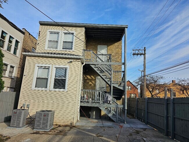 Building Photo - 1614 N McVicker Ave