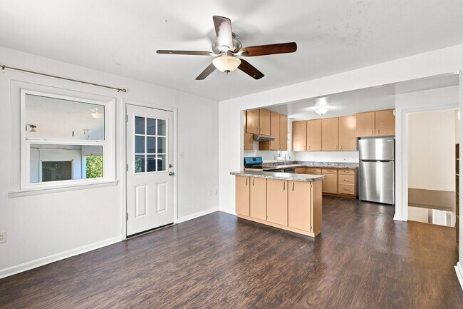 Foto del edificio - $2,740.95 with $300 Off The First Month's Rent, 4 Beds - 2 Bath, Single Family Home in Denver wit...