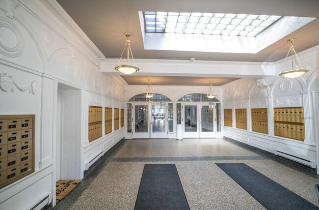 Building Photo - 4240 N Clarendon Ave