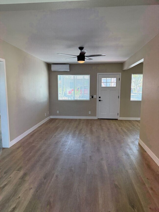 Foto del edificio - Fully Renovated 2 Bed 1 Bath Home