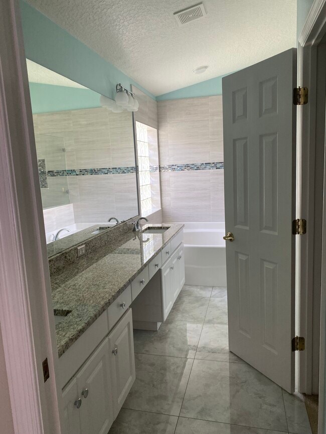 Building Photo - 10105 Arbor Run Dr