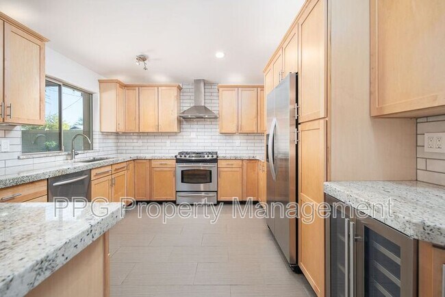 Building Photo - 8718 E Thornwood Dr