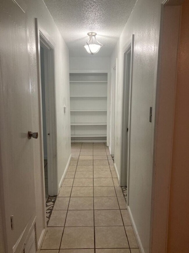 Building Photo - Moss Point 3 Bedroom