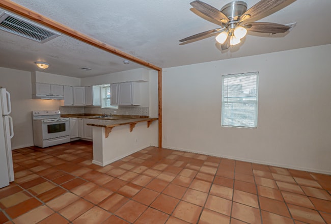 Building Photo - 33 E 400 S