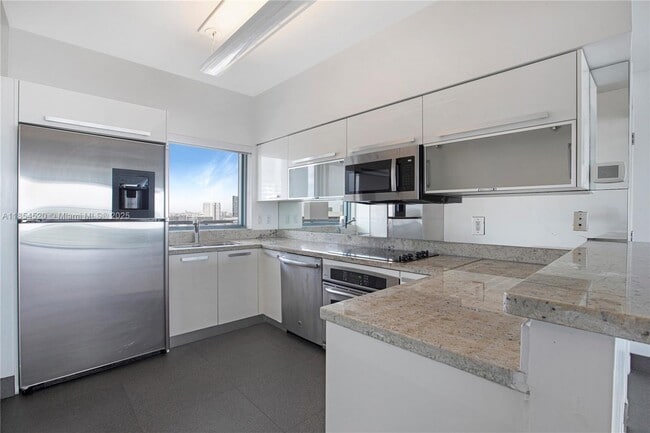 Foto del edificio - 601 NE 36th St