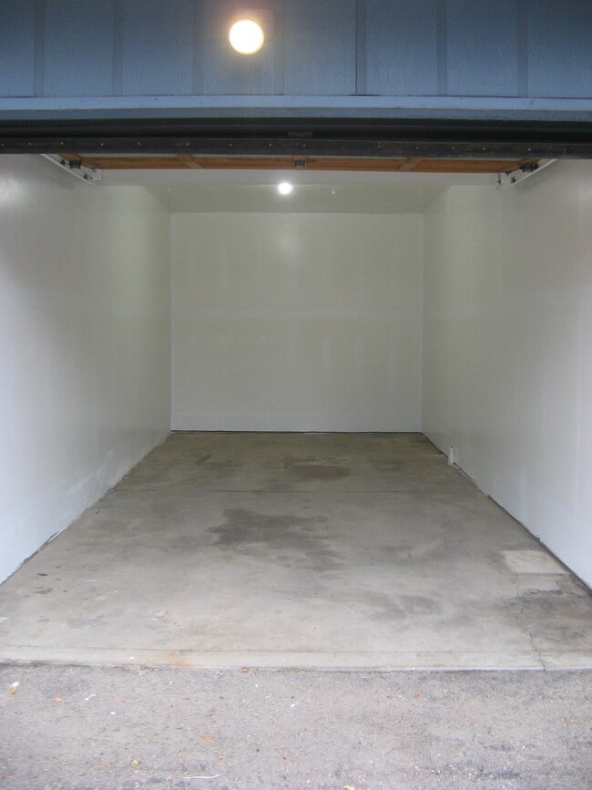 Building Photo - 732 Delaware Ave