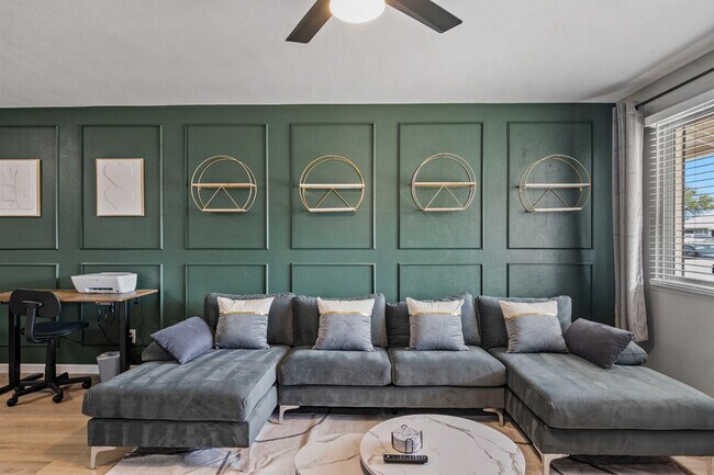 Building Photo - 4127 W Wilshire Dr