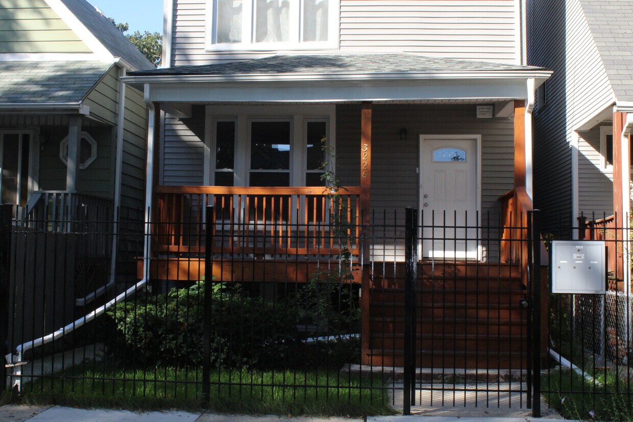 Primary Photo - 3226 N Whipple St