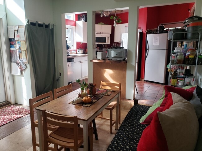 Building Photo - 317 Nelms Ave NE