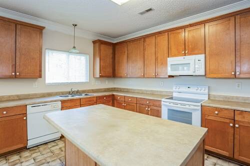 Foto del edificio - 14018 Riding Hill Ave