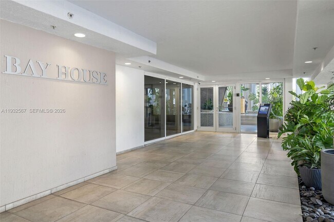 Foto del edificio - 600 NE 27th St