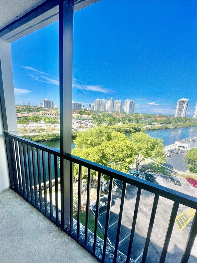 Foto del edificio - 3475 N Country Club Dr