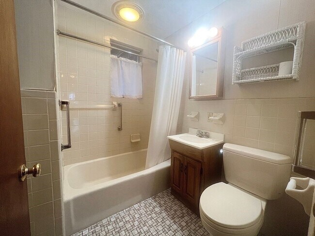 Building Photo - Off-Street Parking & In-Unit Laundry 3-bed