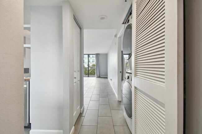 Foto del edificio - Charming 1 Bed, 2 Bath Condo in the Vibran...