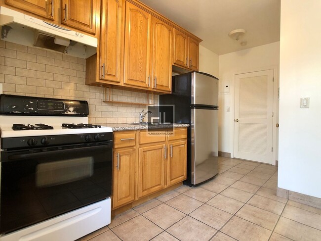 Building Photo - BEAUTIFUL GRAVESEND 2BD/1BA WITH W&D HOOKUP