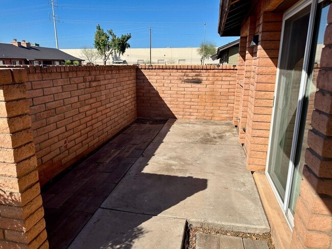 Building Photo - 116 W Loma Vista Dr