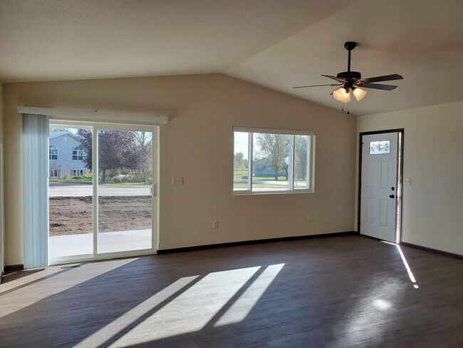 Building Photo - 582 Westwind Rd