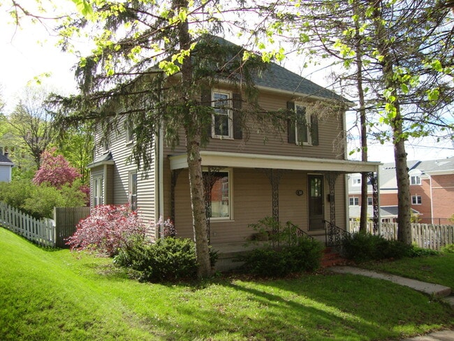 Building Photo - Walking Distance to St. Mary's Hospital and Downtown Rochester