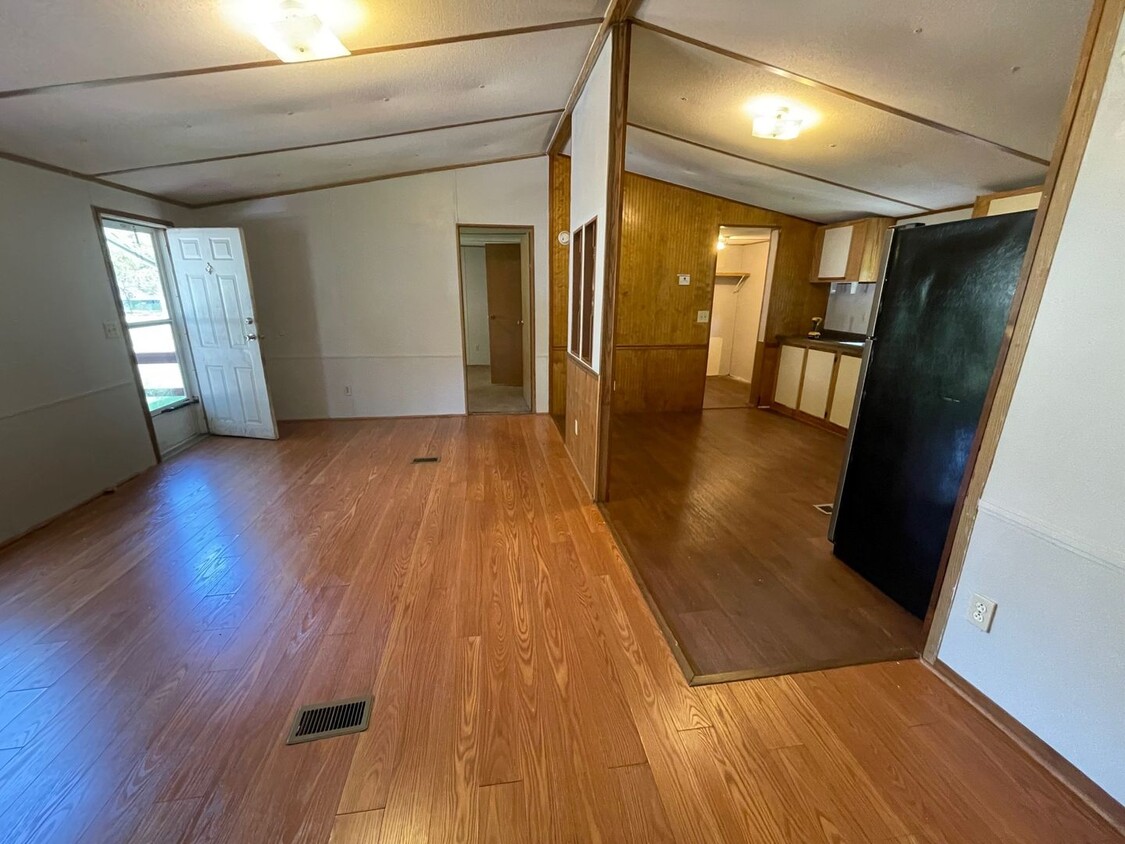 Building Photo - 3 Bedroom 2 Bathroom Manufactured Home For...