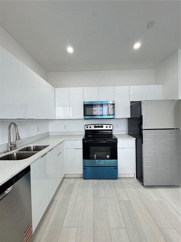 Foto principal - 909 E 24th St