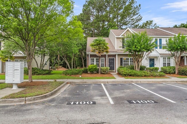Building Photo - Spacious Townhome Prime Location!