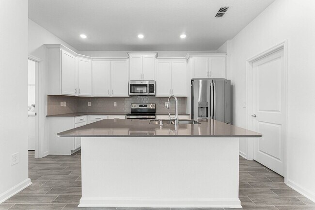 Foto del edificio - Available on July 10! Solar panel Spacious 3 bedroom house with all appliances included.