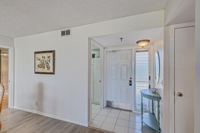 Building Photo - 5390 Woodland Lakes Dr