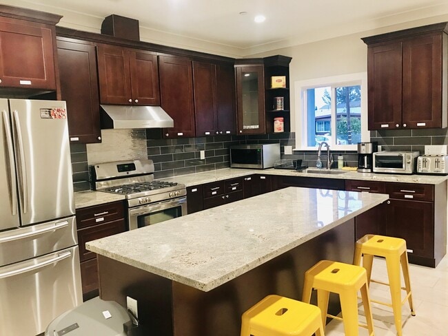 Foto del edificio - 651 BERNAL AVE