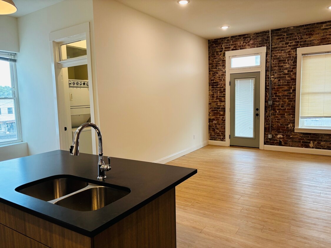 Building Photo - 711 Broadway St