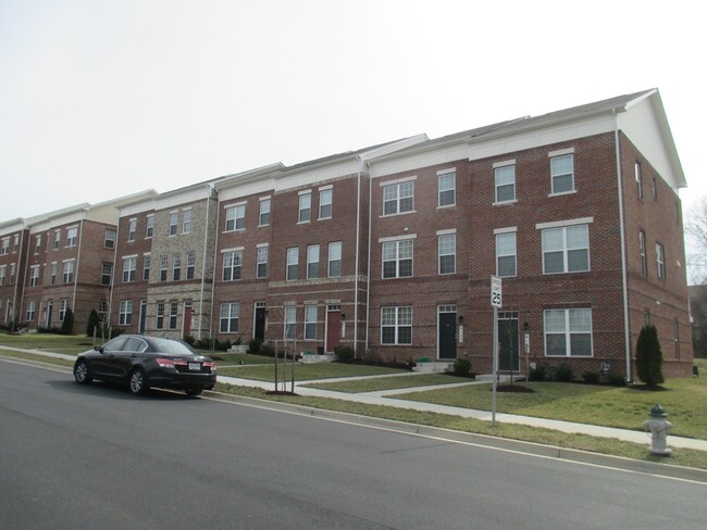 Building Photo - Gorgeous 3 Bedroom Townhouse in Capitol He...