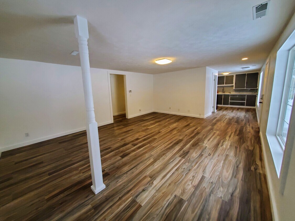 Living/Dining Room - 624 E Lewis St