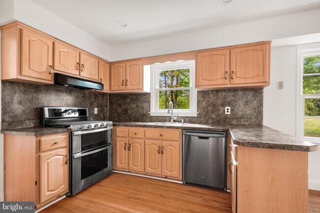 Building Photo - 16 Dunbar Dr
