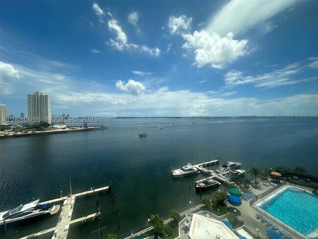 Foto del edificio - 905 Brickell Bay Dr