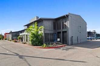 Building Photo - 909 Reinli St