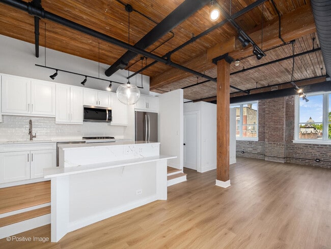 Building Photo - 1725 W North Ave