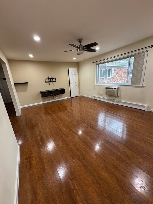 Sala de estar - 180 Littleton Rd