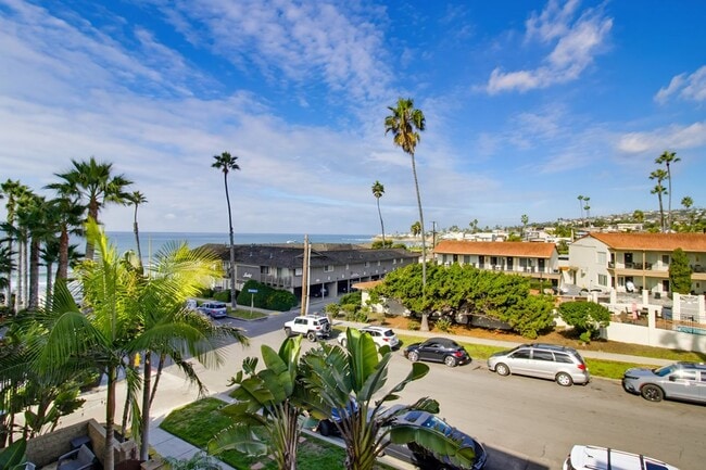 Foto del edificio - Steps from the Sand - Pacific Beach Townhome, Offered Fully or Partially Furnished