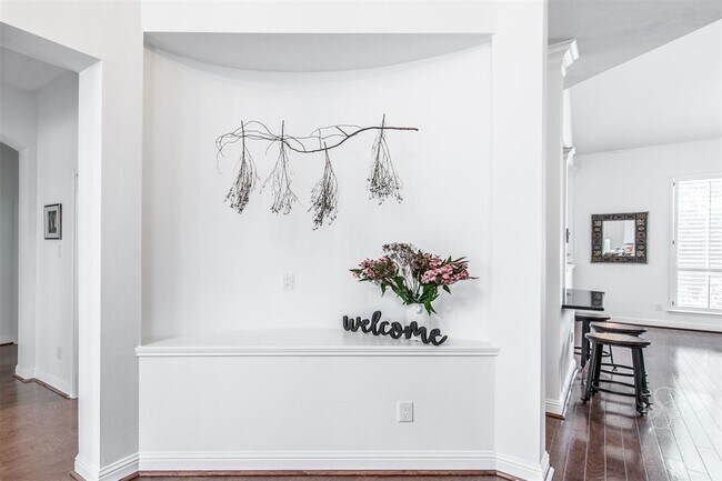 Foto del edificio - 2211 Merrill Hills Cir