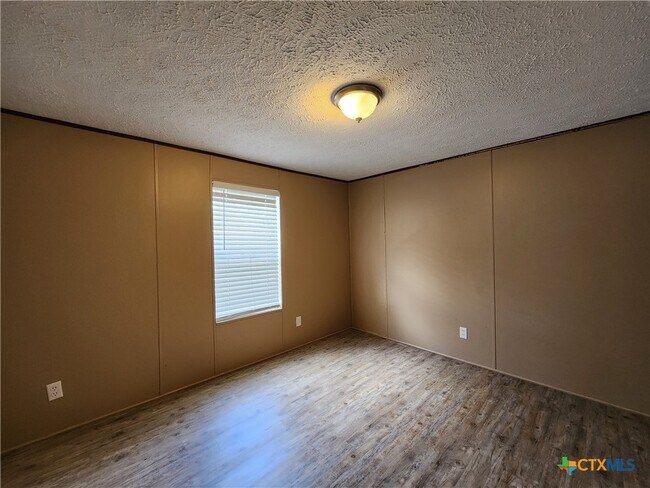 Building Photo - 135 Water Hole Ln